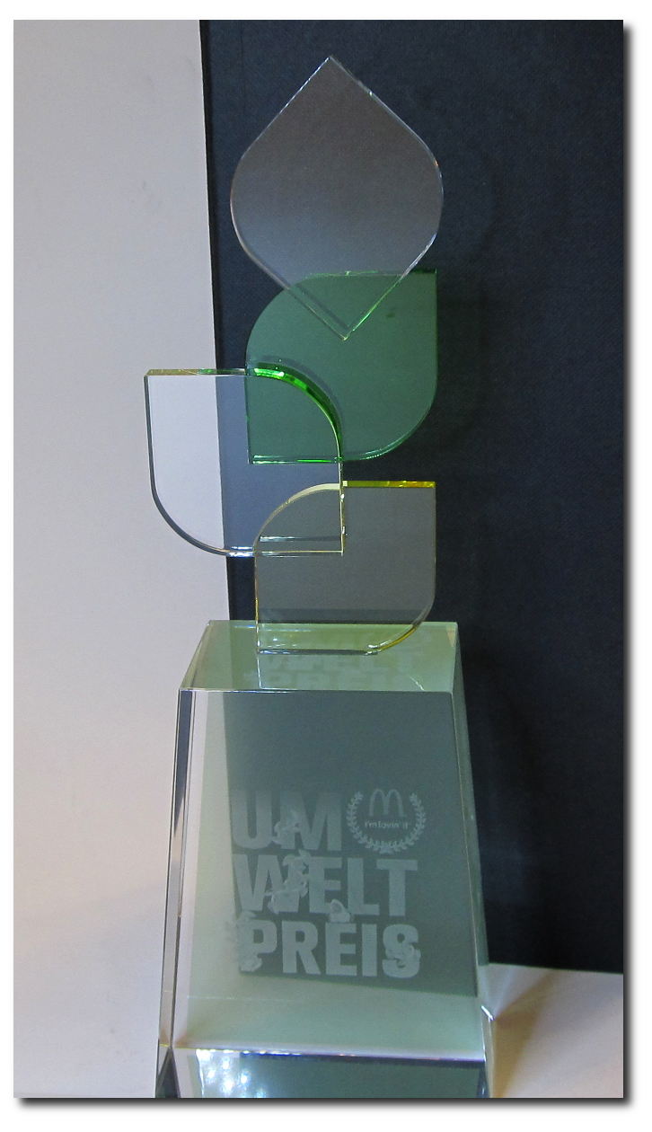 Glasaward Emerald mit UV-druck und 3D-Gravur